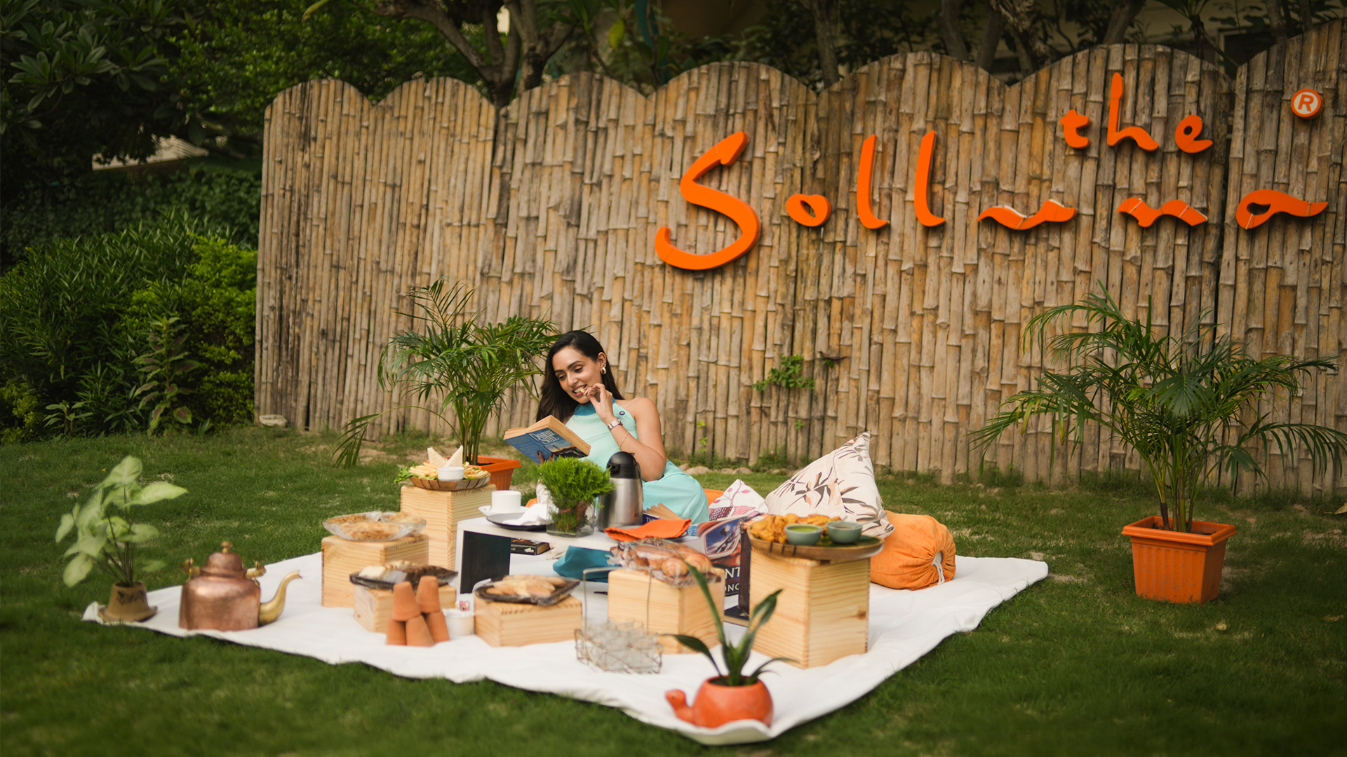 Garden picnic with the Solluna sign.